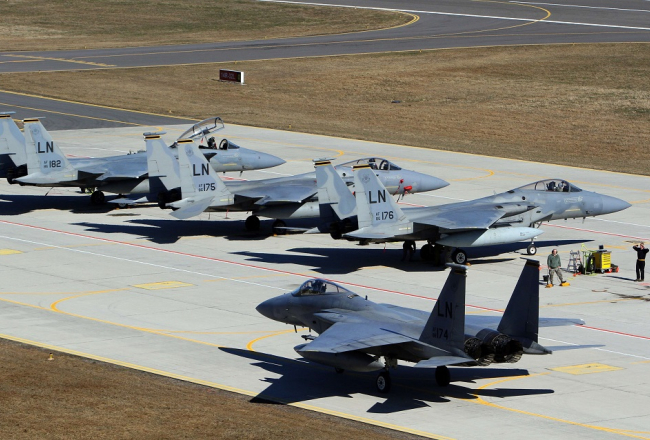 NATO iznīcinātāji Lietuvas Zokņu bāzē. Foto: AFP/LETA