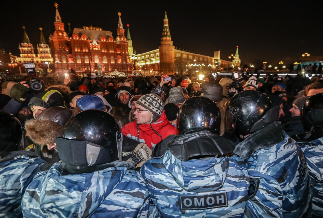 Protestētāji pret OMON vienībām pie Kremļa Maskavā. Foto: ITAR-TASS/LETA