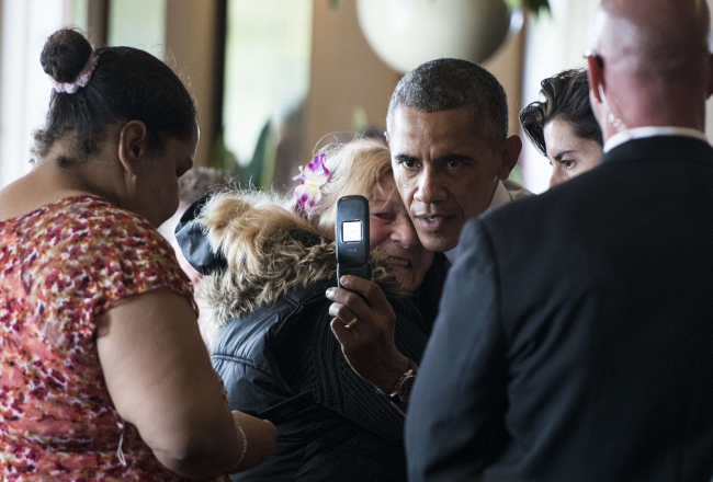 ASV prezidents Baraks Obama fotografējas "selfijam" kopā ar kādu viņa atbalstītāju. Foto: AFP/LETA