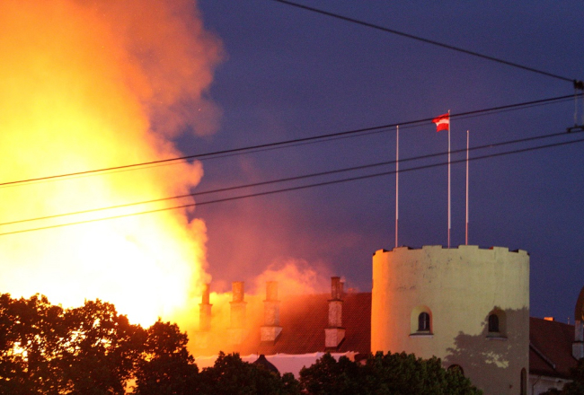 Degošā Rīgas pils. Foto: Egons Ansbergs, F64