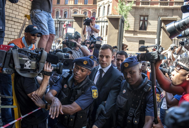 Oskars Pistoriuss ierodas Pretorijas tiesā noklausīties spriedumu. Foto: AFP/LETA