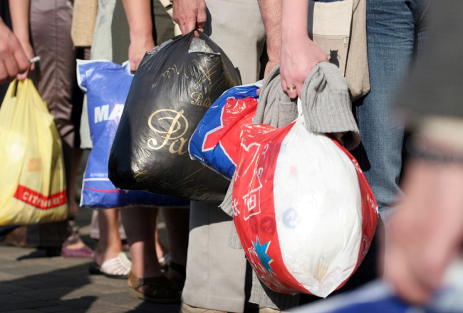 Cilvēki ar plastmasas maisiņiem Rīgā, nevis Amerikā. Foto: Lauris Nagliņš, LETA