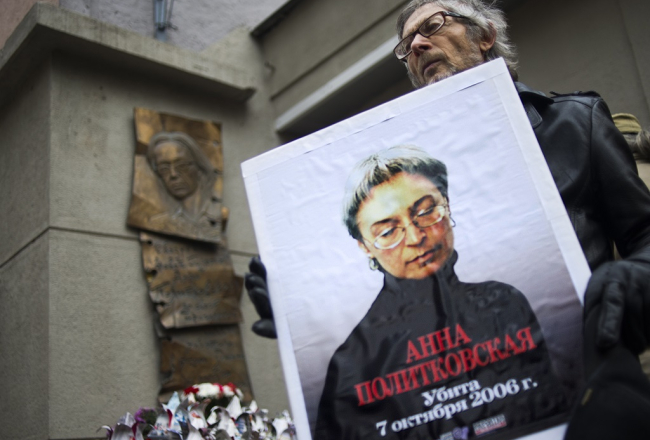 7.oktobrī piemiņas sarīkojumā 2006.gada 7.oktobrī nogalinātajai "Novaja gazeta" žurnālistei Annai Poļitkovskai. Joprojām nav atrasti viņas slepkavības pasūtītāji. Foto: ITAR-TASS/LETA