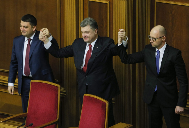 Ukrainas augstākās varas nesēji - parlamenta spīkers Volodimirs Groismans (no kreisās), prezidents Petro Porošenko un valdības vadītājs Arsēnijs Jaceņuks. Foto: EPA/LETA
