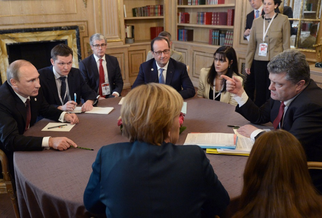 Pie viena galda - Ukrainas prezidents Petro Porošenko (no labās), Vācijas kanclere Angela Merkele, Krievijas prezidents Vladimirs Putins un Francijas valsts galva Fransuā Olands. Foto: EPA/LETA