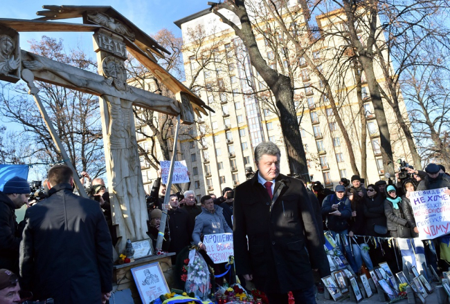 Ukrainas prezidents Petro Porošenko pie "Debesu simta" pieminekļa Institūta ielā Kijevā. Foto: AFP/LETA