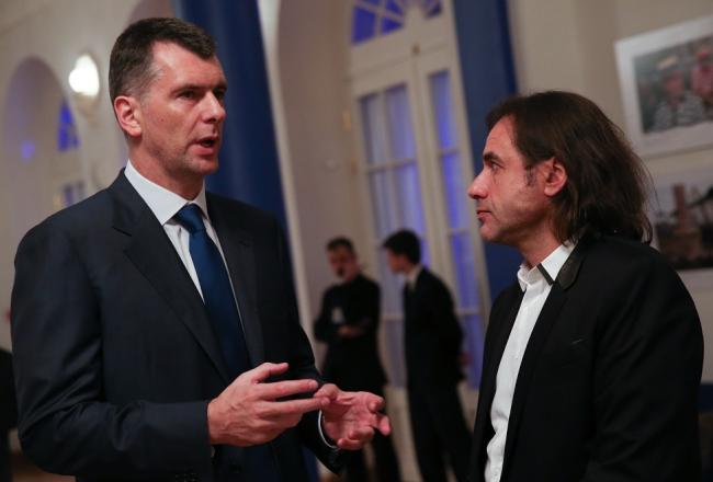 "Kommersant Dengi" galvenais redaktors Sergejs Jakovļevs (no labās) sarunā Krievijas miljonāru Mihailu Prohorovu. Foto: ITAR-TASS/LETA