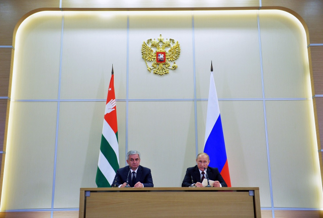 Krievijas prezidents Vladimirs Putins un Abhāzijas prezidents Rauls Hadžimba pirmdien parakstīja partnerattiecību līgumu. Foto: AFP/LETA