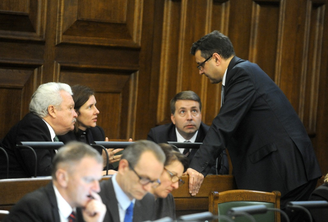 Finanšu ministrs Jānis Reirs (no labās), labklājības ministrs Uldis Augulis, ekonomikas ministre Dana Reizniece-Ozola un zemkopības ministrs Jānis Dūklavs piedalās Saeimas ārkārtas sēdē. Foto: Edijs Pālens, LETA