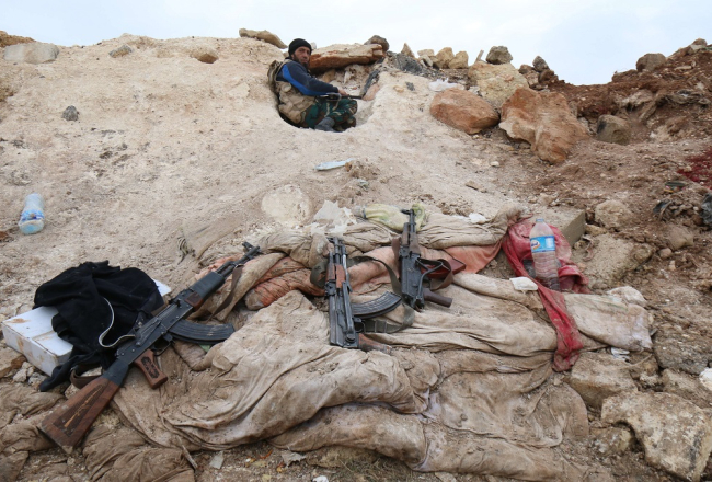 Sīrijas valdības armijas karavīrs pozīcijā pie Alepo. Foto: AFP/LETA