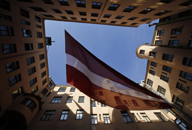 Stūra mājas iekšpagalms, kam pāri līdz pat 19.oktobrim plīvoja milzīgs Latvijas valsts karogs. Foto:Emīls Desjatņikovs, F64