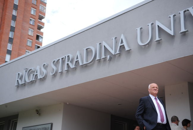 Rīgas Stradiņa universitātes rektors Jānis Gardovskis pie Rīgas Stradiņa universitātes jaunā Medicīnas izglītības tehnoloģiju centra. Foto: Edijs Pālens, LETA