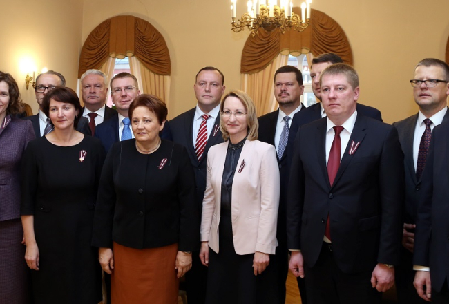 Jaunās valdības ministri - ekonomikas ministre Dana Reizniece-Ozola (1.rindā no kreisās), izglītības un zinātnes ministre Mārīte Seile, Ministru prezidente Laimdota Straujuma, kultūras ministre Dace Melbārde, satiksmes ministrs Anrijs Matīss, labklājības ministrs Uldis Augulis; finanšu ministrs Jānis Reirs (2.rindā no kreisās), tieslietu ministrs Dzintars Rasnačs, zemkopības ministrs Jānis Dūklavs, ārlietu ministrs Edgars Rinkēvičs, iekšlietu ministrs Rihards Kozlovskis, vides aizsardzības un reģionālās attīstības ministrs Kaspars Gerhards, aizsardzības ministrs Raimonds Vējonis un veselības ministrs Guntis Belēvičs fotografējas kopbildei pēc jaunās valdības deklarācijas parakstīšanas.