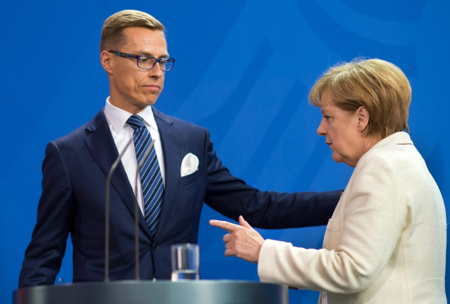 Somijas premjerministrs Aleksandrs Stubs (no kreisās) un Vācijas kanclere Angela Merkele tikšanās laikā Vācijā. Foto: EPA/LETA