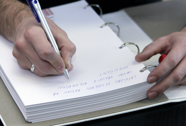 Novēlējums Latvijai projekta "Studenti Latvijai" grāmatā. Foto: Evija Trifanova, LETA
