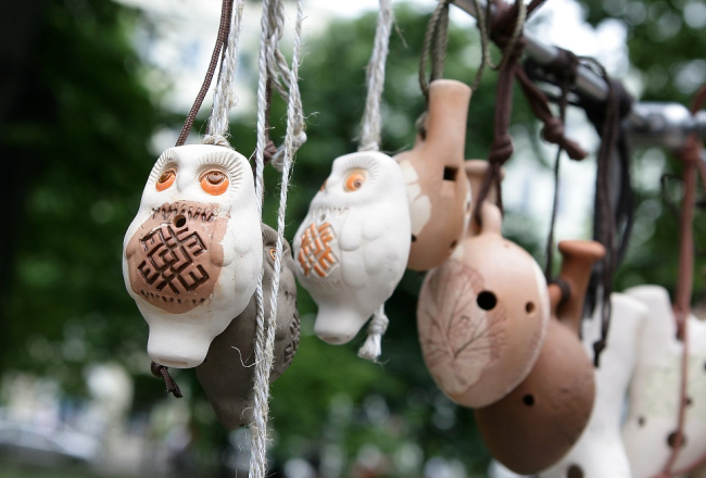 Keramikas svilpaunieki izvēlēti par Latvijas prezidentūras ES oficiālo suvenīru. Foto: Evija Trifanova, LETA