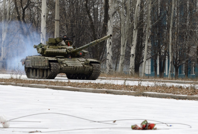 Krievijas tanks T-72 dodas Doņeckas lidostas virzienā. Foto: AFP/LETA