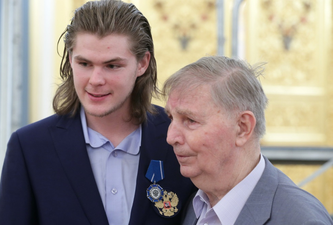 Padomju hokeja leģenda Viktors Tihonovs (no labās) ar savu mazdēlu Viktoru Tihonovu 27.maijā Kremlī. Foto: ITAR-TASS/LETA