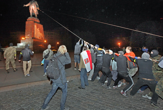 29.septembris Harkovā. Demonstranti gāž Ļeņina pieminekli. Foto: ITAR-TASS/LETA