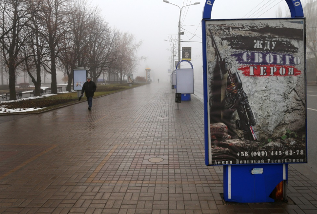 Ukraina. Doņecka 15.decembrī Artjoma ielā. Plakāts aicina pieteikties karavīrus Doņeckas armijā: "Gaidu savu varoni." Foto: ITAR-TASS/LETA