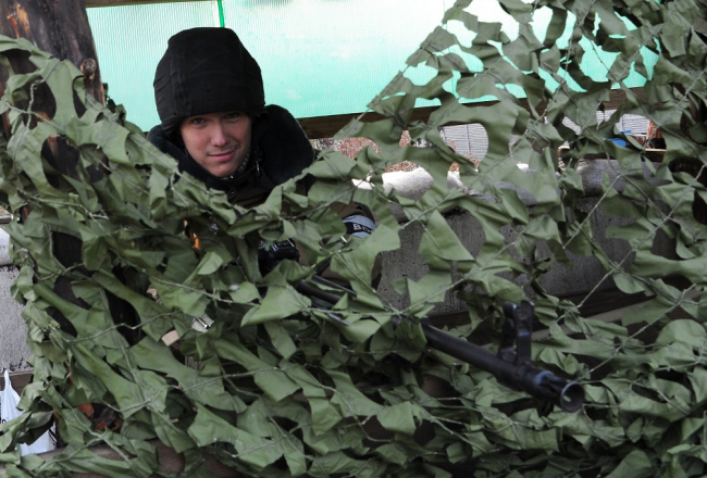Prokrieviskais separātists Doņeckas lidostā, kur joprojām notiek sīvas kaujas. Foto: AFP/LETA