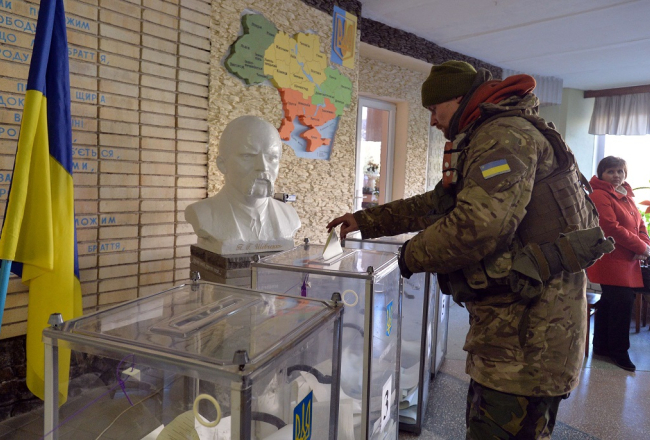 Ukrainas parlamenta vēlēšanās balso karavīrs kādā vēlēšanu iecirknī Kramatorskā Austrumukrainā. Foto: AFP/LETA