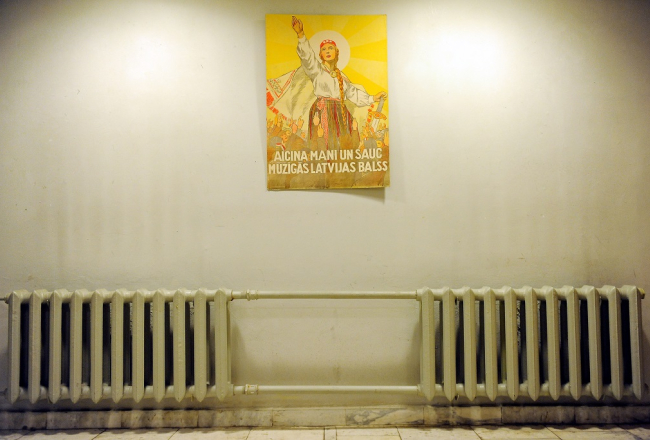 Izstādē šoruden "Vēlēšanu laiki. Latvijas Satversmes sapulces un 1.-4.Saeimas (1920-1931) vēlēšanas plakātos, listēs un karikatūrās no Misiņa bibliotēkas krājuma". Foto: Ieva Lūka, LETA