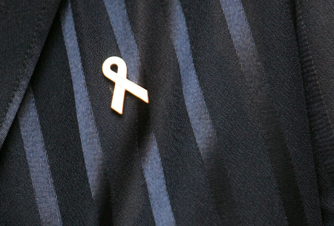Starptautiskās labdarības kustības, kuras mērķis ir solidarizēt un atbalstīt krūts vēža pacientus un viņu ģimenes visā pasaulē, piespraude "Pink Ribbon" ("rozā lentīte"). Foto: Ieva Čīka, LETA