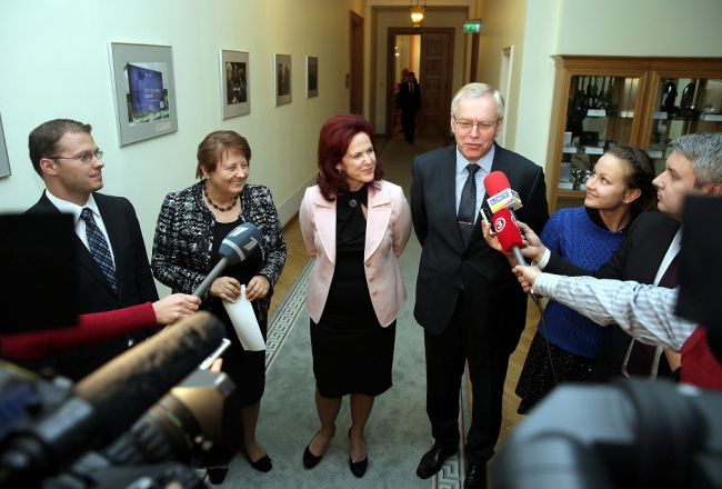 Topošās koalīcijas partneri - Nacionālās apvienības "Visu Latvijai!"-"Tēvzemei un brīvībai"/LNNK līdzpriekšsēdētājs Raivis Dzintars (no kreisās), Ministru prezidente Laimdota Straujuma, "Vienotības" līdere Solvita Āboltiņa un Zaļo un zemnieku savienības frakcijas priekšsēdētājs Augusts Brigmanis pēc tikšanās informē masu mediju pārstāvjus par atbildības jomu sadali jaunajā valdībā. Foto: Ieva Čīka, LETA