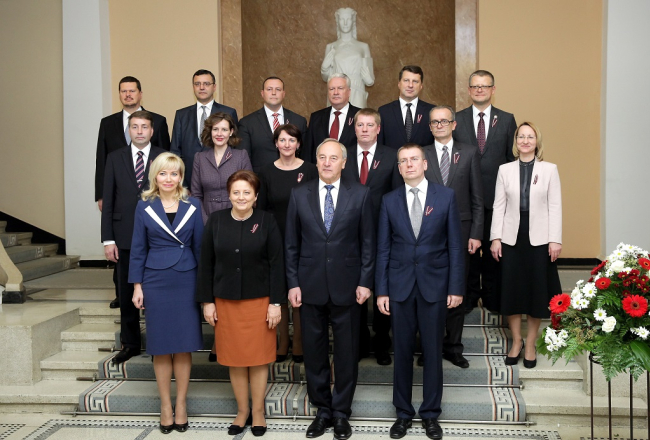Jaunās valdības sastāvs - Valsts kancelejas direktore Elita Dreimane (1.rindā no kreisās), Ministru prezidente Laimdota Straujuma, Valsts prezidents Andris Bērziņš, ārlietu ministrs Edgars Rinkēvičs; labklājības ministrs Uldis Augulis (2.rindā no kreisās), ekonomikas ministre Dana Reizniece-Ozola, izglītības un zinātnes ministre Mārīte Seile, satiksmes ministrs Anrijs Matīss, tieslietu ministrs Dzintars Rasnačs, kultūras ministre Dace Melbārde; vides aizsardzības un reģionālās attīstības ministrs Kaspars Gerhards (3.rindā no kreisās), finanšu ministrs Jānis Reirs, iekšlietu ministrs Rihards Kozlovskis, zemkopības ministrs Jānis Dūklavs un veselības ministrs Guntis Belēvičs fotografējas pēc svinīgās sēdes. Foto: Ieva Čīka, LETA