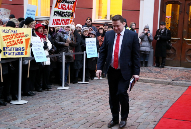 Dzintars Zaķis dodas uz Saeimas plenārsēdi, skolotāju protestu pavadīts. Foto: Evija Trifanova, LETA
