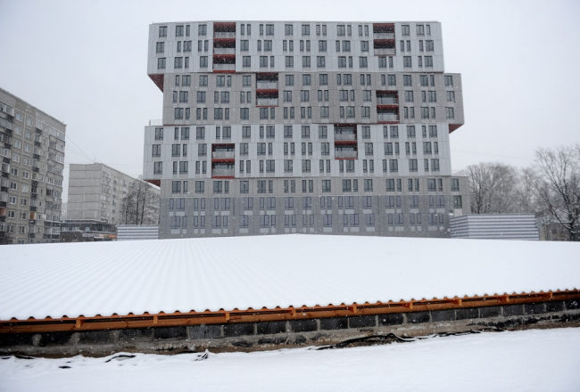 Ēka, kas atrodas pie sagruvušā lielveikala Zolitūdē un kurai drošības ekspertīzi veiks paši ieinteresētie ēkas īpašnieki „Homburg Zolitūde" speciālisti. Foto: Ieva Lūka, LETA