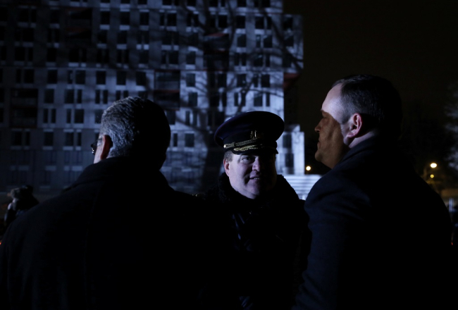 Valsts policijas Galvenās Kriminālpolicijas pārvaldes priekšnieks Andrejs Grišins (no kreisās), Valsts policijas priekšnieks Ints Ķuzis un Saeimas deputāts Rihards Kozlovskis piedalās piemiņas brīdī Zolitūdes traģēdijas vietā. Foto: Evija Trifanova, LETA