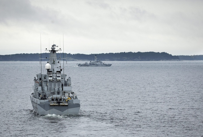 Zviedrijas krasta apsardzes kuģi patrulē Stokholmas arhipelāgā pēc trauksmes par pamanīto Krievijas zemūdeni. Foto: AFP/LETA