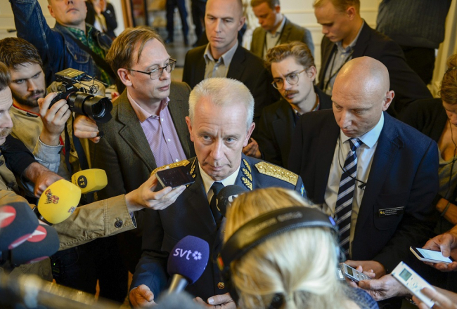 Zviedrijas armijas komandieris Sverkers Goransons atbild uz mediju jautājumiem par zemūdenes meklēšanas operācijas gaitu. Foto: EPA/LETA