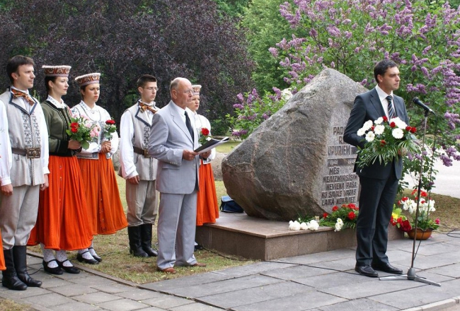 2014.gada 14.jūnija pasākums Liepājā. Attēlā - svētbrīža vadītājs Jānis Dreiblats, Liepājas domes priekšsēdētāja vietnieks Gunārs Ansiņš. Foto Liepājas muzeja