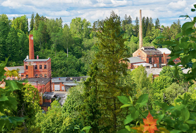 Mūsdienās rets skats — milzīgi fabrikas skursteņi skaistas, neskartas dabas vidū. 200 gadu bijusi Līgatnes māte barotāja, tagad papīrfabrika stāv klusa un pamesta. Vai to maz vajag atjaunot? Līgatnes iedzīvotāji droši vien nepiekritīs, bet es ieteiktu meklēt citu saturu skaistajām ēkām šajā skaistajā vietā.