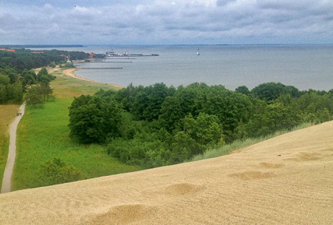Blakus Kuršu kāpas lielākajam ciemam Nidai atrodas arī viens no lielākajiem šejienes dabas brīnumiem — 50 m augstā Pārnidas kāpa (Parnidžio kopa). Tā nemitīgi pārvietojas un jau divas reizes likusi Nidai mainīt atrašanās vietu. Pēc simt gadiem Nidas varbūt vairs nebūs, bet neuzvaramā kāpa tūristus vilinās joprojām.