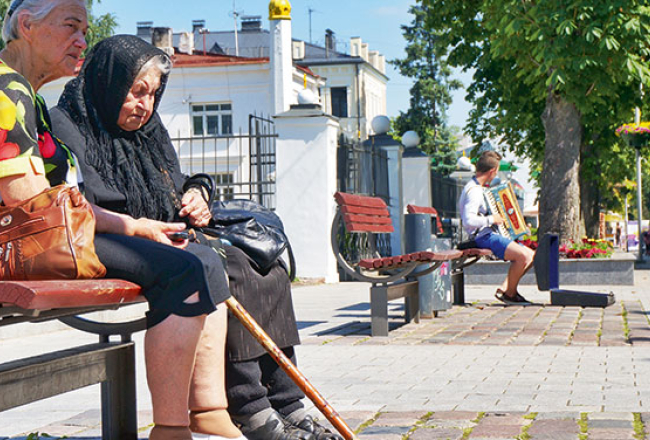 Ja Daugavpili sanāk apmeklēt kopā ar padomju laikus nepieredzējušiem bērniem, jāapbruņojas ar politkorektu pacietību izskaidrot, kāpēc te ielās tikpat kā nedzird latviešu valodu un vienīgie muzikanti uz centrālās gājēju Rīgas ielas ir divi akordeonisti, kas rauj vaļā Katjušu un kara laika valšus.