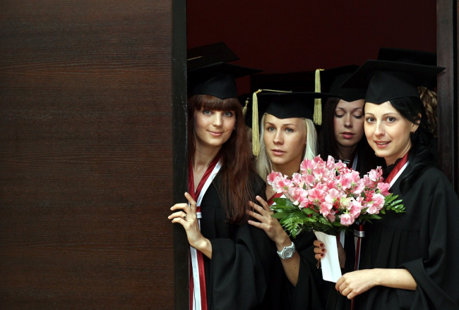 Latvijas Universitātes absolventes pēc diplomu saņemšanas. Foto: Kaspars Krafts, F64