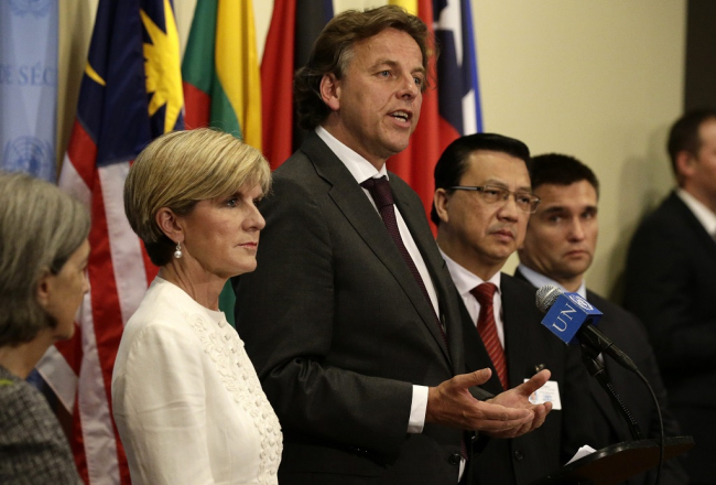 Pēc ANO Drošības padomes sēdes Austrālijas ārlietu ministre Džūlija Bišopa (2.no kreisās), Berts Kunders no Nīderlandes, Malaizijas transporta ministrs Dato Sri Liow Tiong Lai un Ukrainas ārlietu ministrs Pavlo Kļimkins preses konferencē sniedz paziņojumu. Foto: EPA/LETA