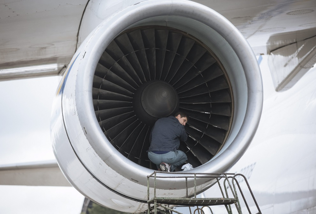 Lidmašīnas "Antonov-124" dzinējs. Foto: EPA/LETA