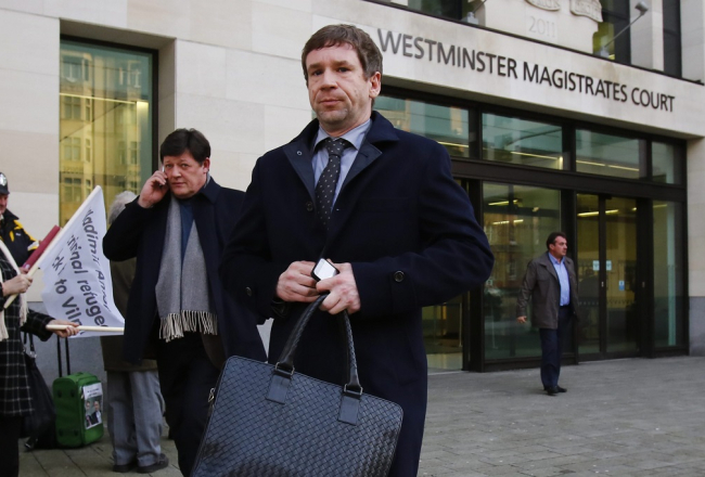 Vladimirs Antonovs 2014.gadā pie Vestminsteres tiesas ēkas. Foto: EPA/LETA