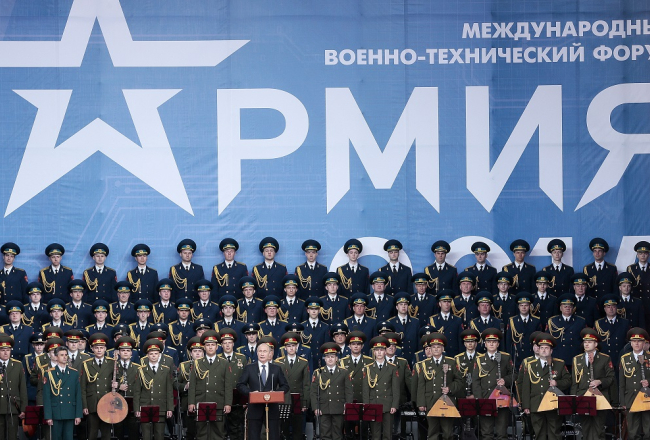 Krievijas prezidents Vladimirs Putins uzstājas militārās tehnikas izstādē Kubinkā. Fonā: armijas koris un orķestris. Foto: ITAR-TASS/LETA