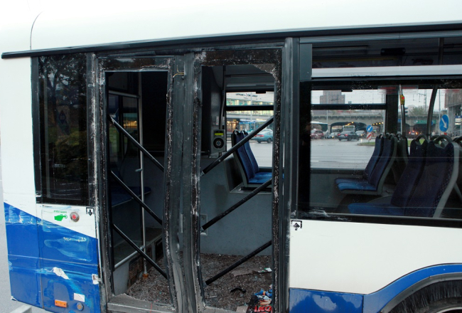 Sadauzīts "Rīgas satiksmes" autobuss. Foto: Ieva Lūka, LETA