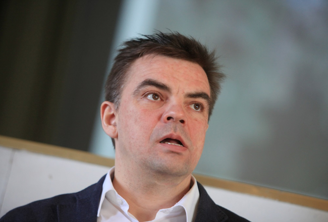 "RB Latvija" telpiskās plānošanas eksperts Neils Balgalis piedalās sabiedriskajā apspriešanā par dzelzceļa līnijas "Rail Baltica" projektu Mārupes Kultūras namā. Foto: Edijs Pālens, LETA