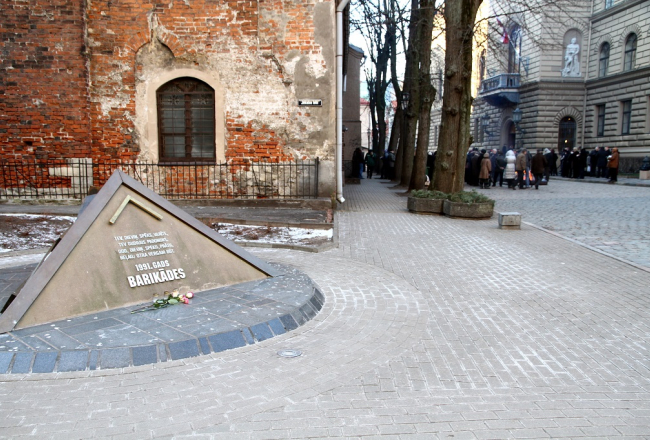 Piemiņas zīme 1991.gada barikāžu laikam pie Saeimas. Foto: Ģirts Ozoliņš, F64