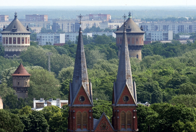 Skats uz ūdenstorņiem un Svētā Franciska Romas Katoļu baznīcu no Latvijas Zinātņu akadēmijas ēkas. Foto: Edijs Pālens, LETA