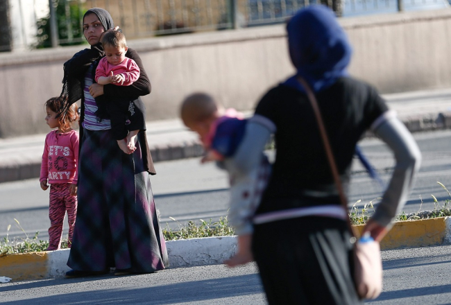 Bēgles no Sīrijas ar bērniem. Foto: AFP/LETA