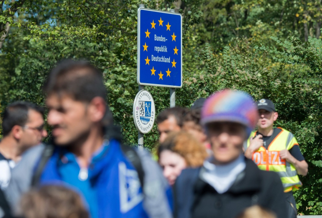 Patvēruma meklētāji šķērso Austrijas-Vācijas robežu. Foto: EPA/LETA